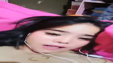 Live Pamer Memek Pake Earphone – Gaya Unik Viral